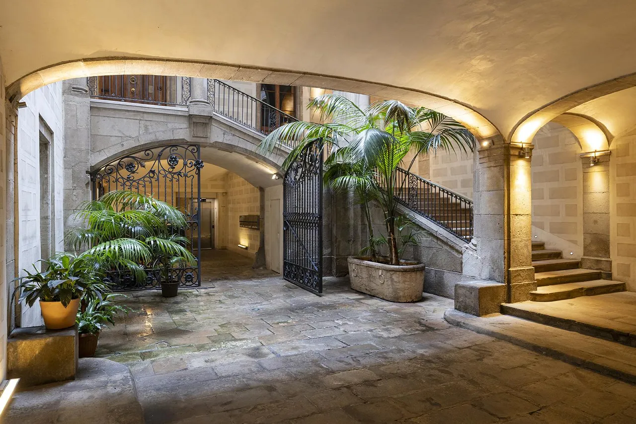 living - Piso de 343m² en venta en Gótico, Barcelona - gallery - 2