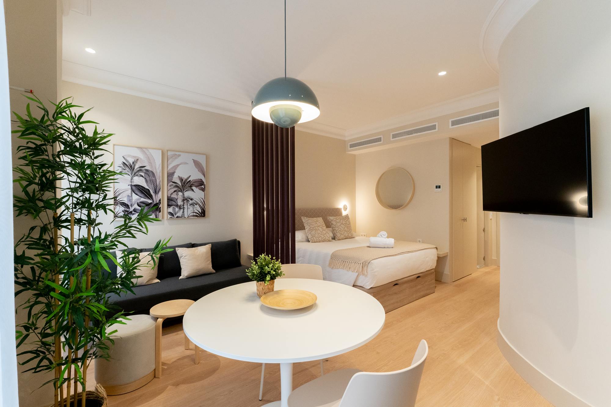 living - 45m² apartment for rent in Castellana, Madrid - gallery thumbnail - 2