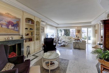 living - 750m² house / villa for sale in Mirasierra, Madrid - featured