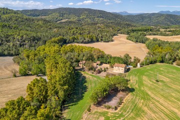 living - Casa rural de 1,082m² en venta en Pla de l'Estany, Girona - featured
