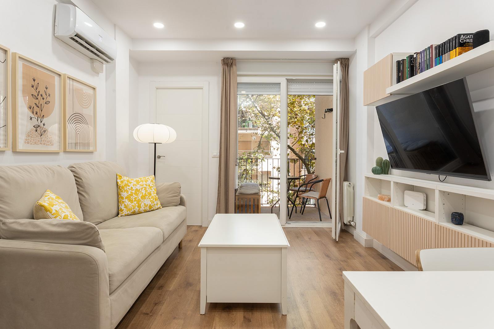 living - Piso de 77m² en venta en Poblenou, Barcelona - gallery thumbnail - 3