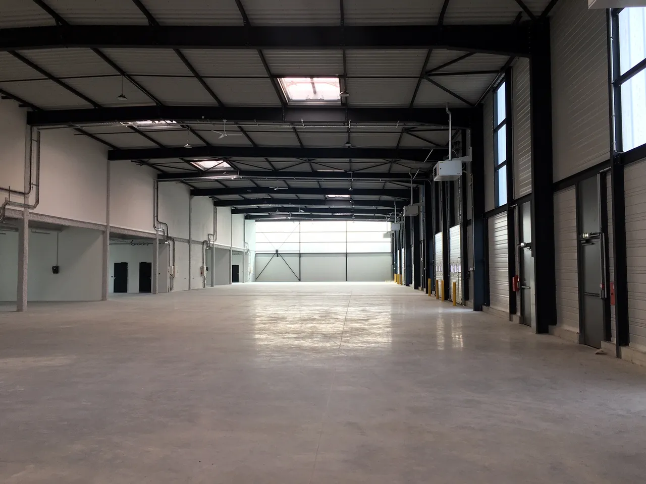 logistics - Light Industrial Premises / Offices For Rent - gallery - 2