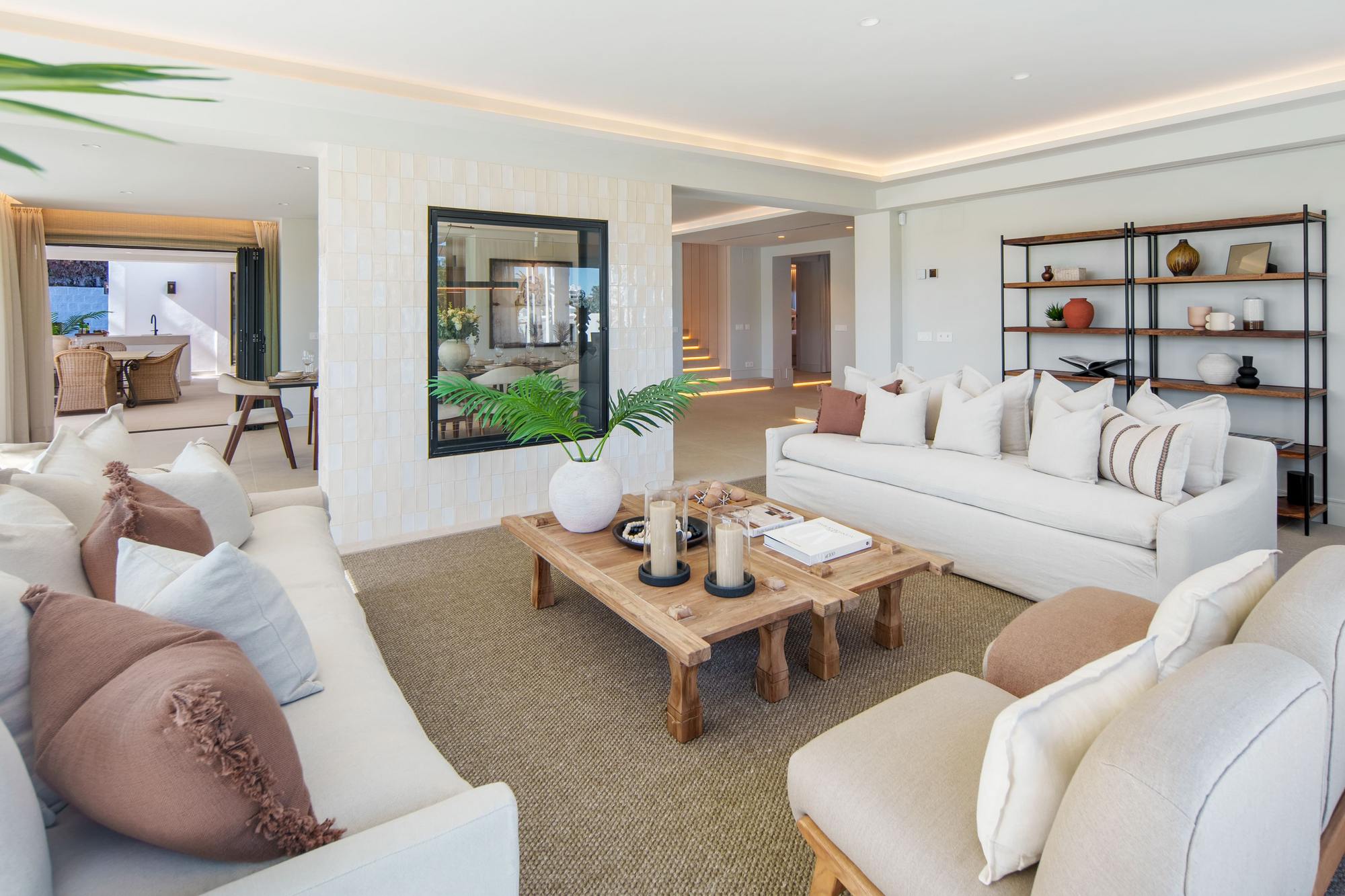 living - Casa / villa de 455m² con 123m² terraza en venta en Nueva Andalucía - gallery thumbnail - 3