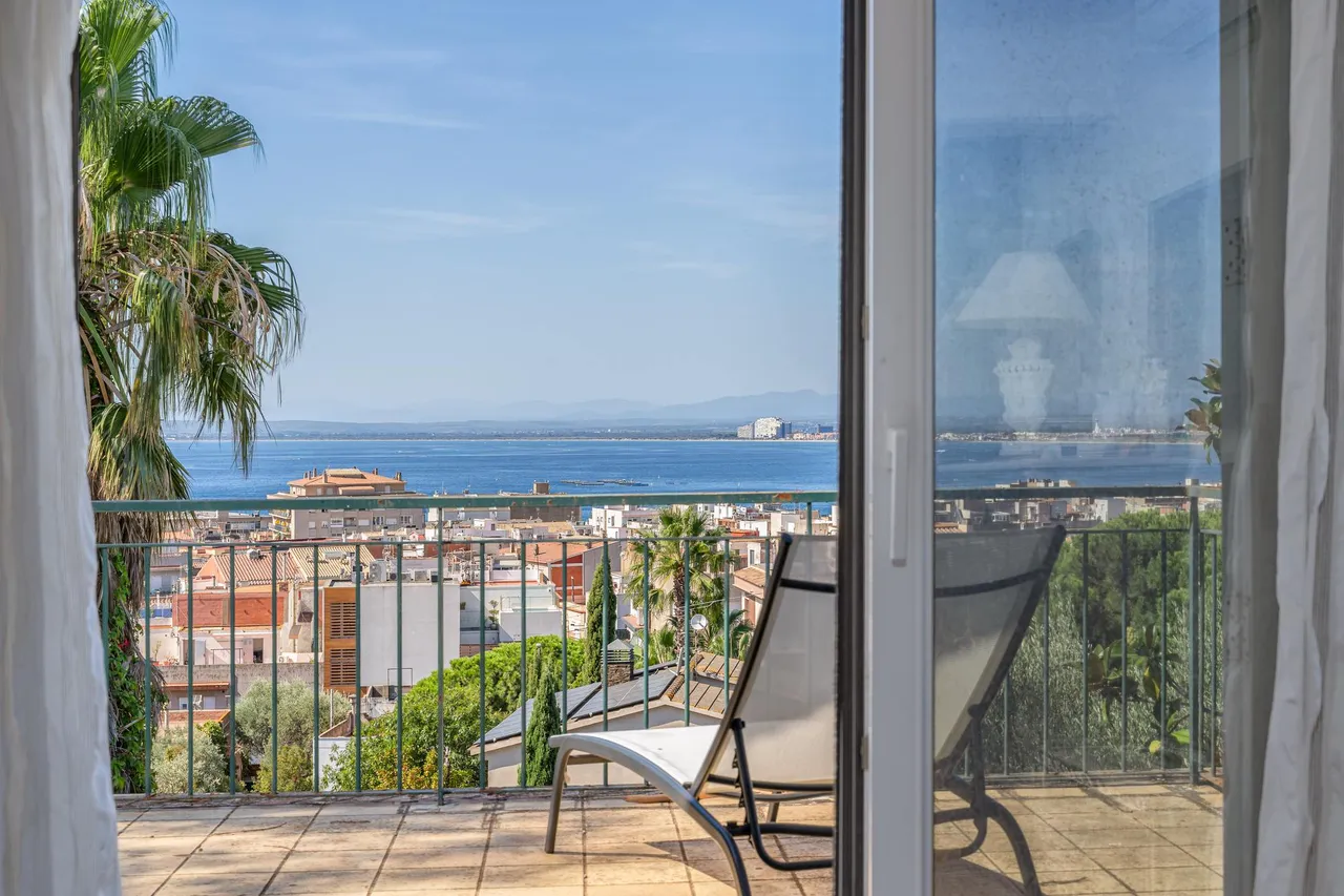 living - Casa / villa de 387m² en venta en Bahía de Rosas - gallery - 4