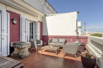 living - 400m² penthouse with 25m² terrace for rent in Almagro - featured