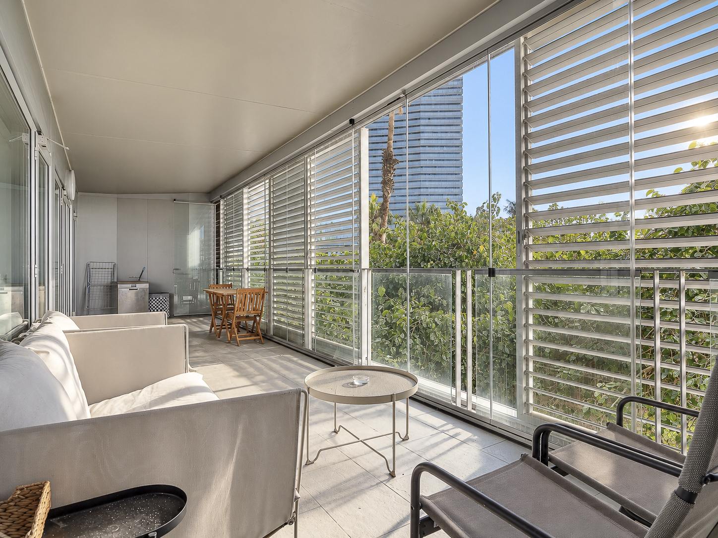 living - Piso de 84m² con 31m² terraza en venta en Diagonal Mar - gallery thumbnail - 2