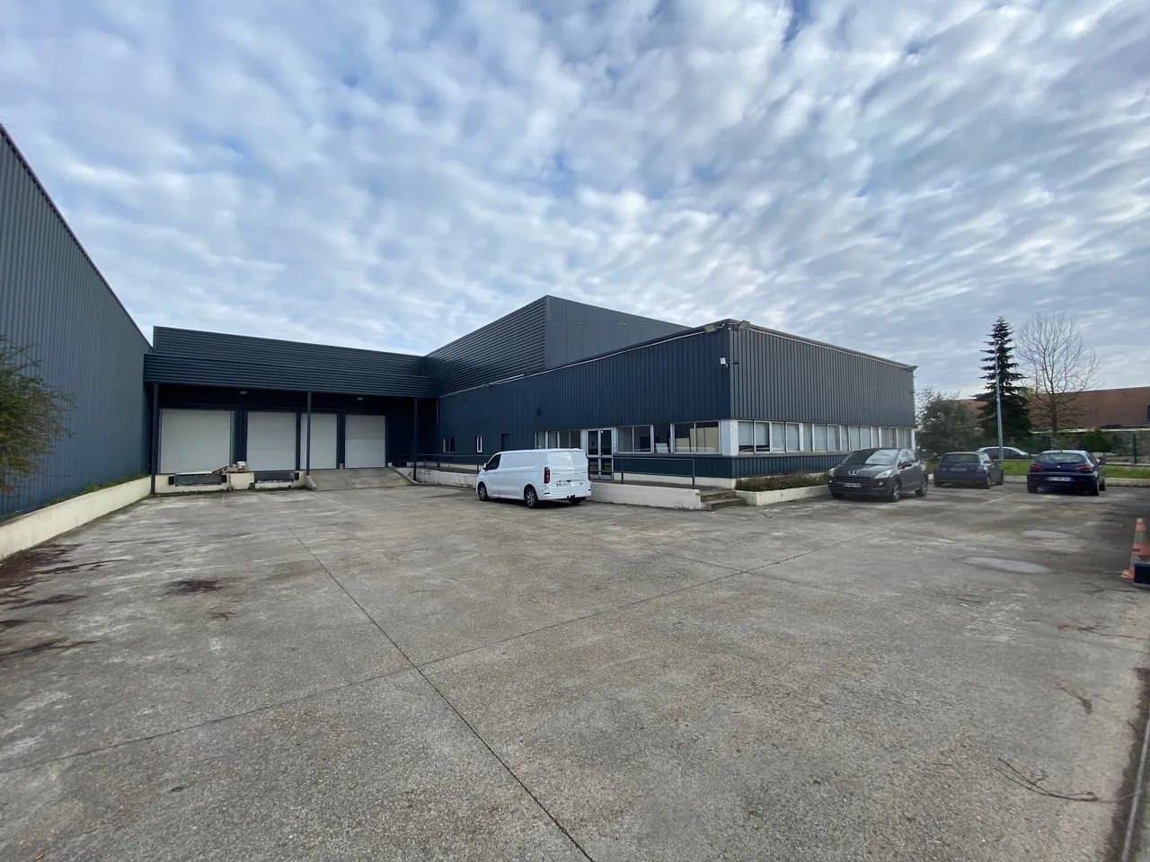logistics - Mixed Light Industrial Premises / Offices For Rent - gallery - 4