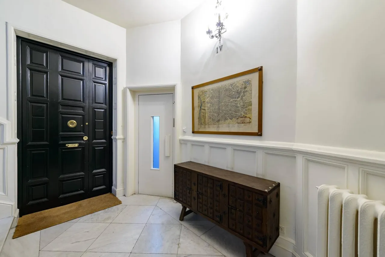 living - Piso de 342m² en venta en Almagro, Madrid - gallery - 3