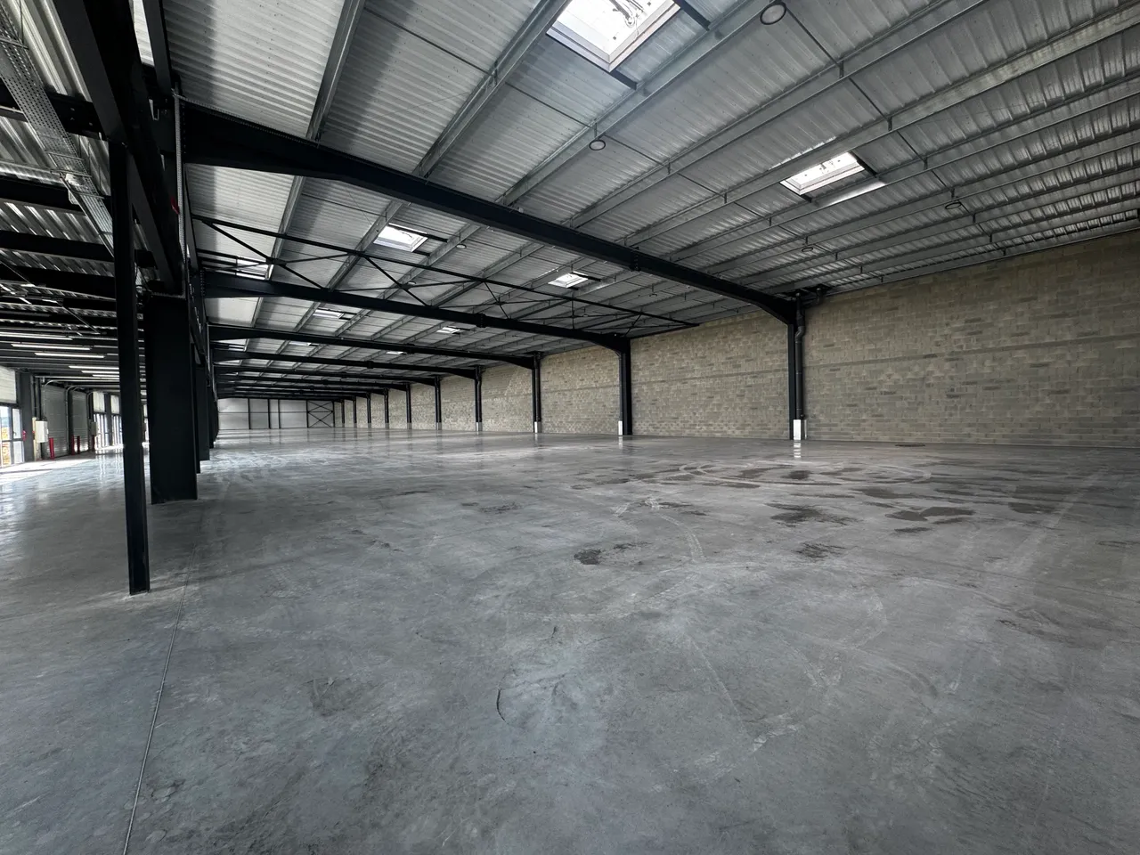 logistics - Light Industrial Premises / Offices For Rent - gallery - 3