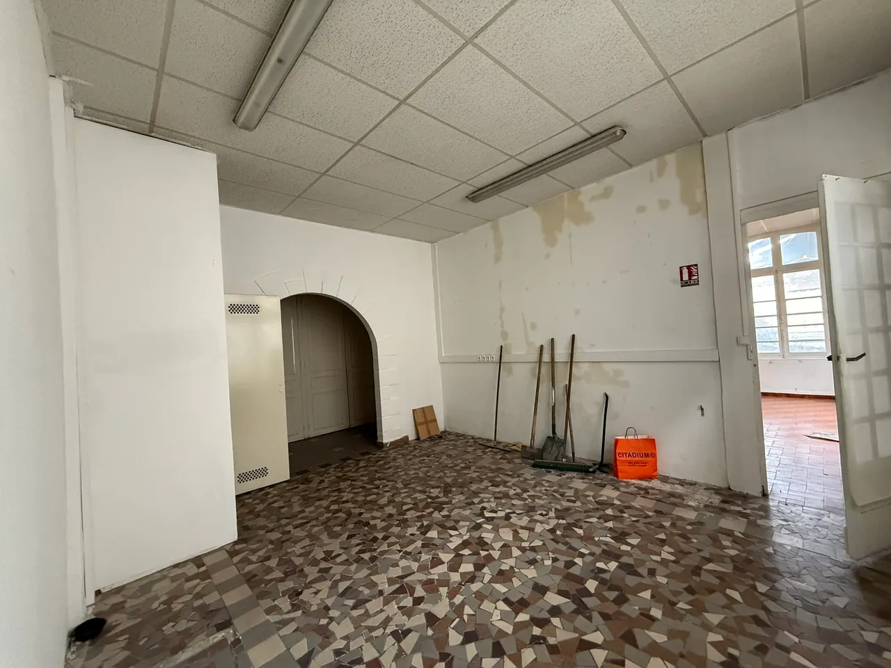logistics - Mixed Light Industrial Premises / Offices For Sale - gallery - 9