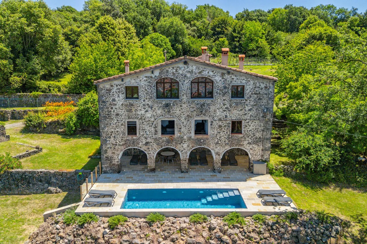 living - 685m² country house for sale in La Garrotxa, Girona - gallery - 3
