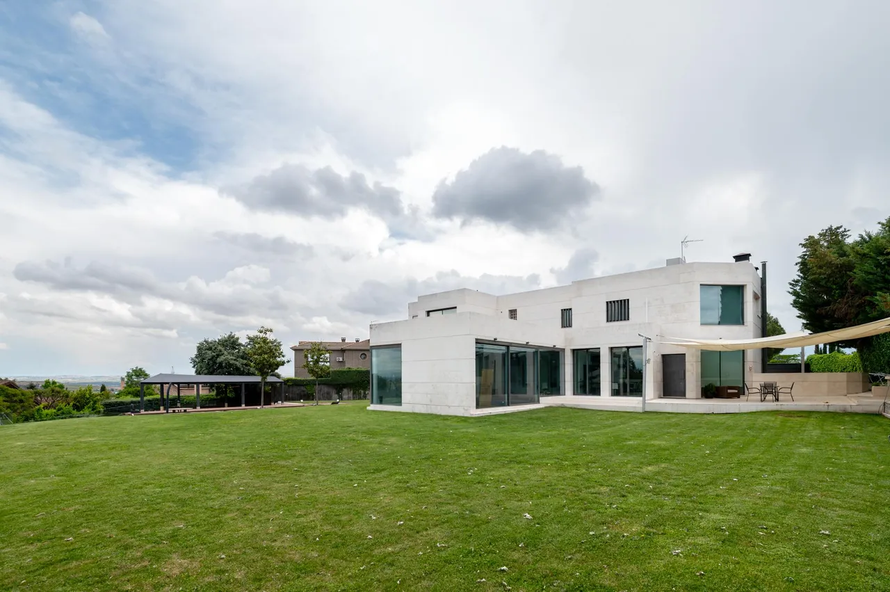 living - Casa / villa de 1,203m² en venta en La Moraleja Urbanización - gallery - 5