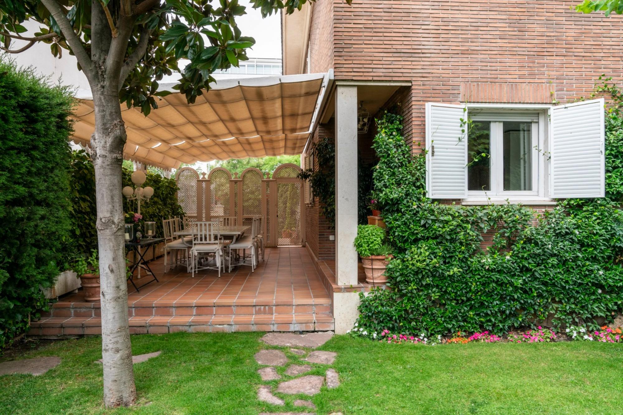 living - 432m² house / villa with 70m² garden for sale in Hispanoamérica - gallery thumbnail - 10