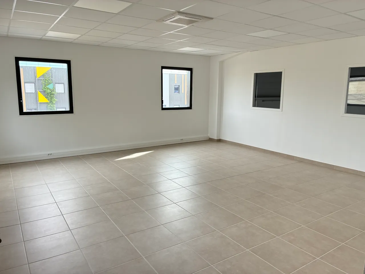 logistics - Light Industrial Premises / Offices For Rent - gallery - 9