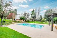 living - 767m² house / villa for sale in La Moraleja Urbanización - gallery thumbnail - 1