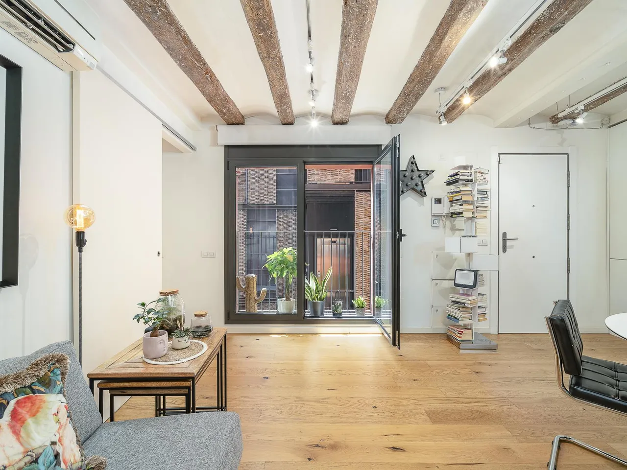 living - 47m² apartment for sale in El Born, Barcelona - gallery - 3