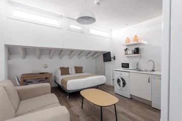 living - Piso de 35m² en alquiler en Sol, Madrid - featured