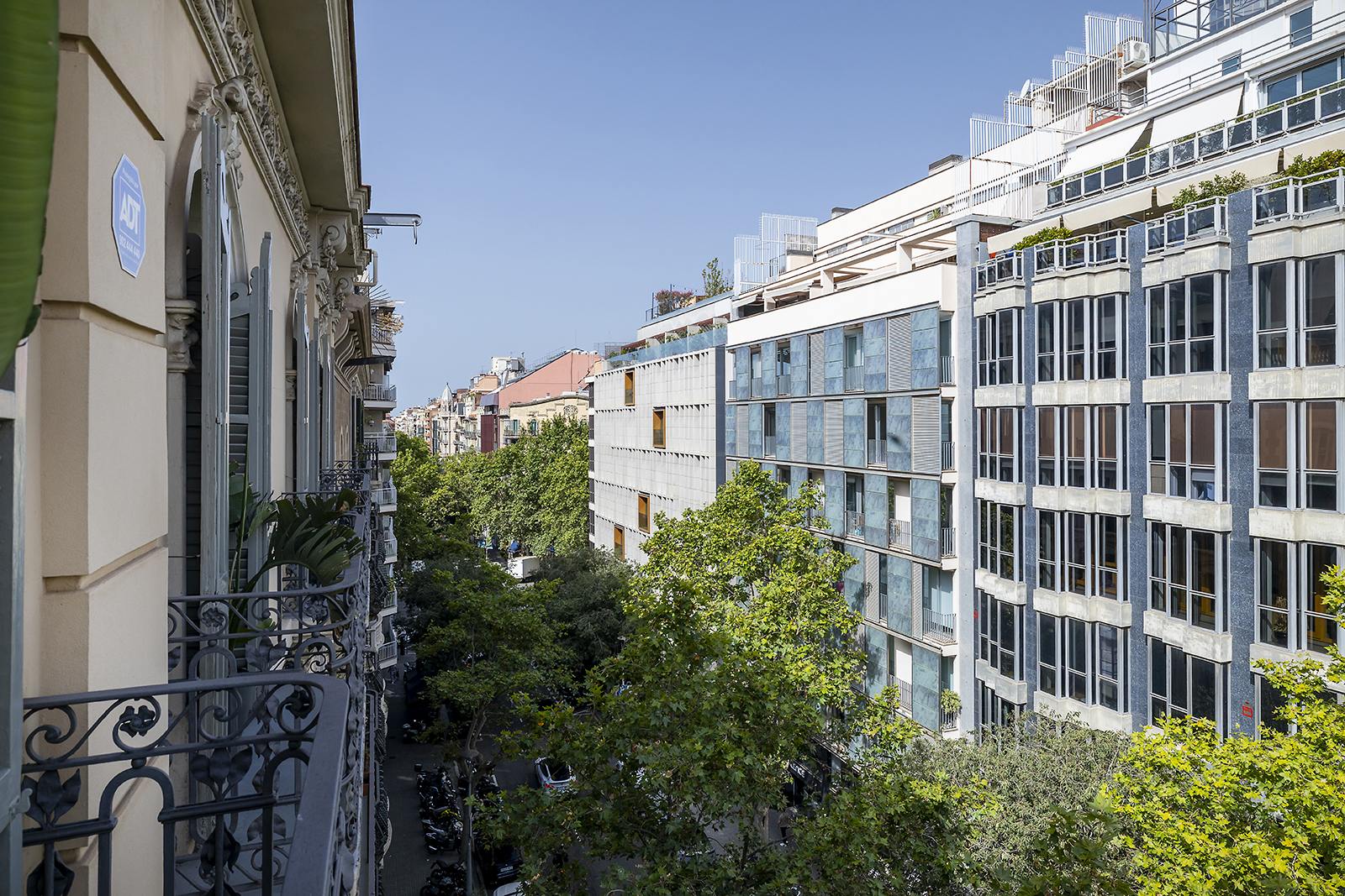 living - 200m² apartment for rent in Eixample Right, Barcelona - gallery thumbnail - 7