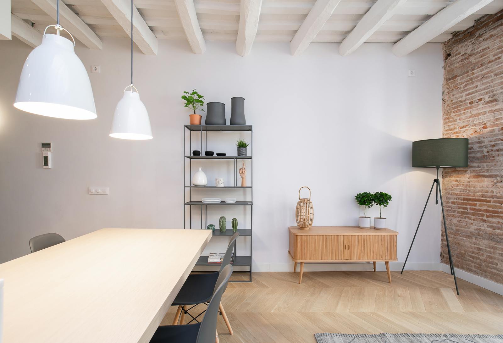 living - 76m² apartment for rent in El Born, Barcelona - gallery thumbnail - 2