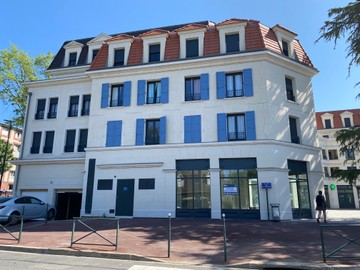retail - Shop At The Foot Of The Building For Rent - featured