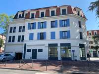 retail - Shop At The Foot Of The Building For Rent - gallery thumbnail - 1