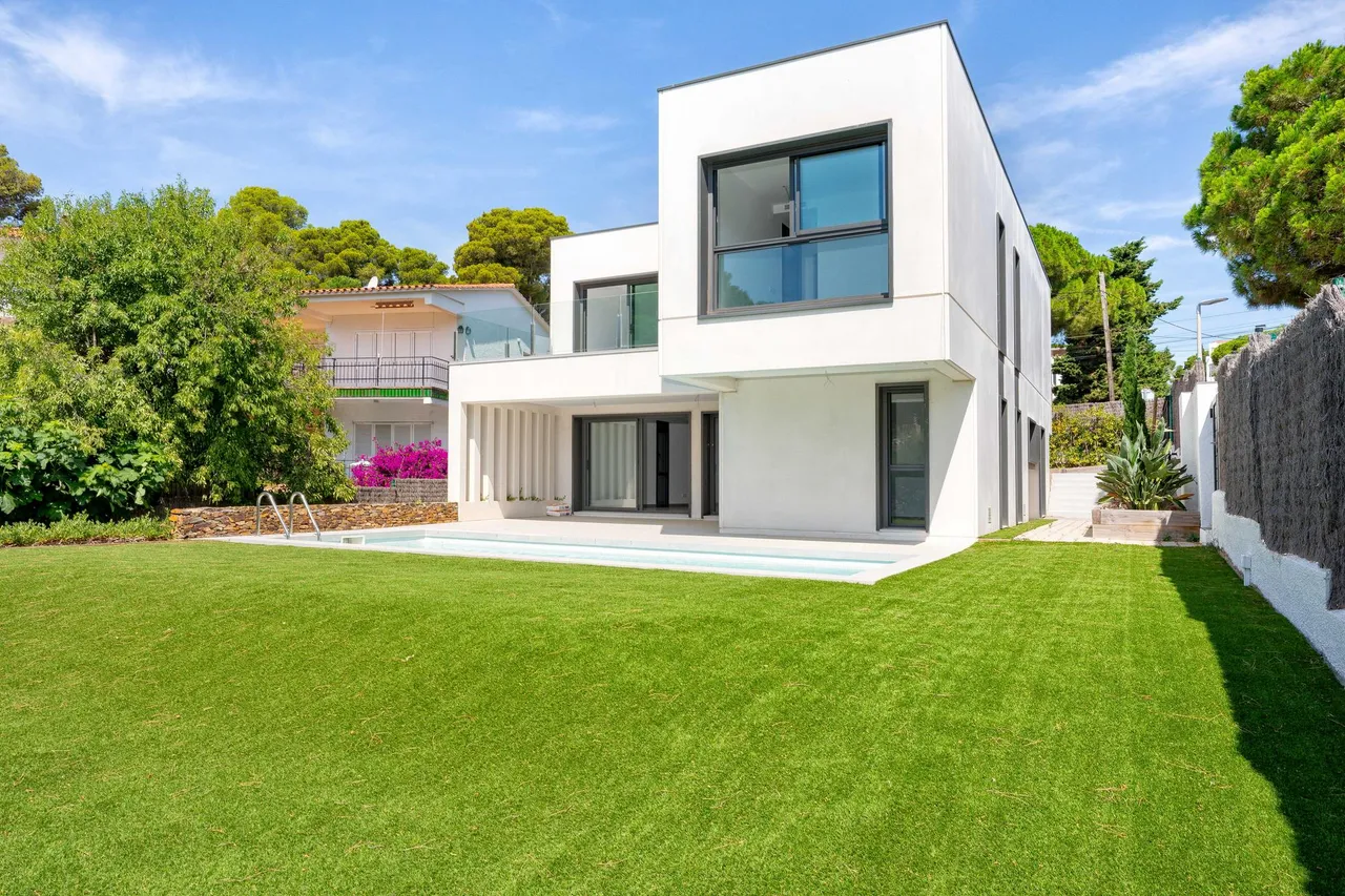 living - 285m² house / villa for sale in Llanca, Costa Brava - gallery - 6
