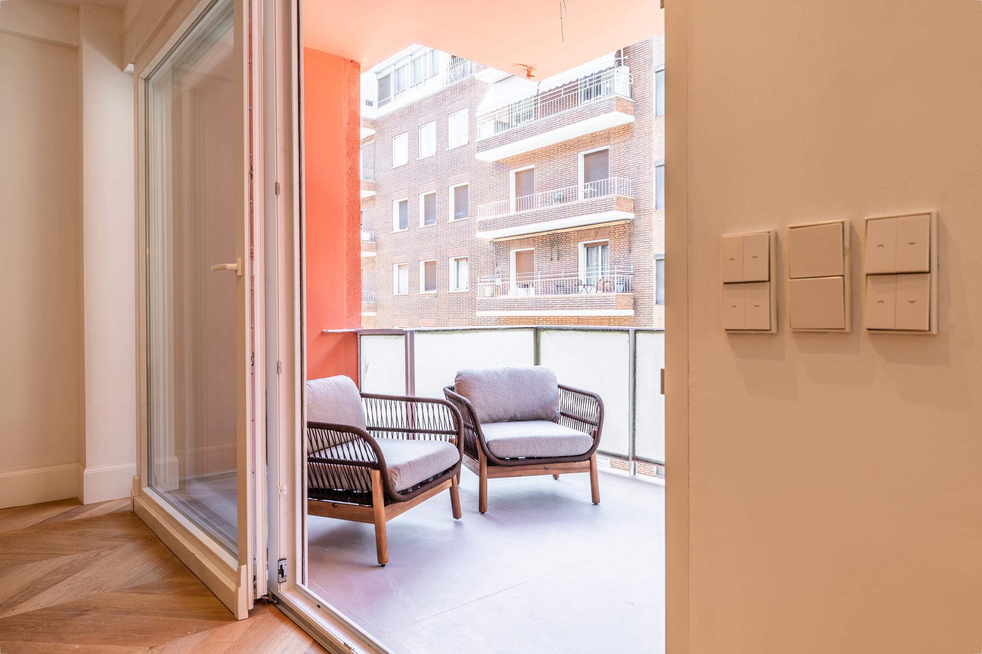 living - Piso de 210m² con 10m² terraza en venta en Gaztambide - gallery thumbnail - 5