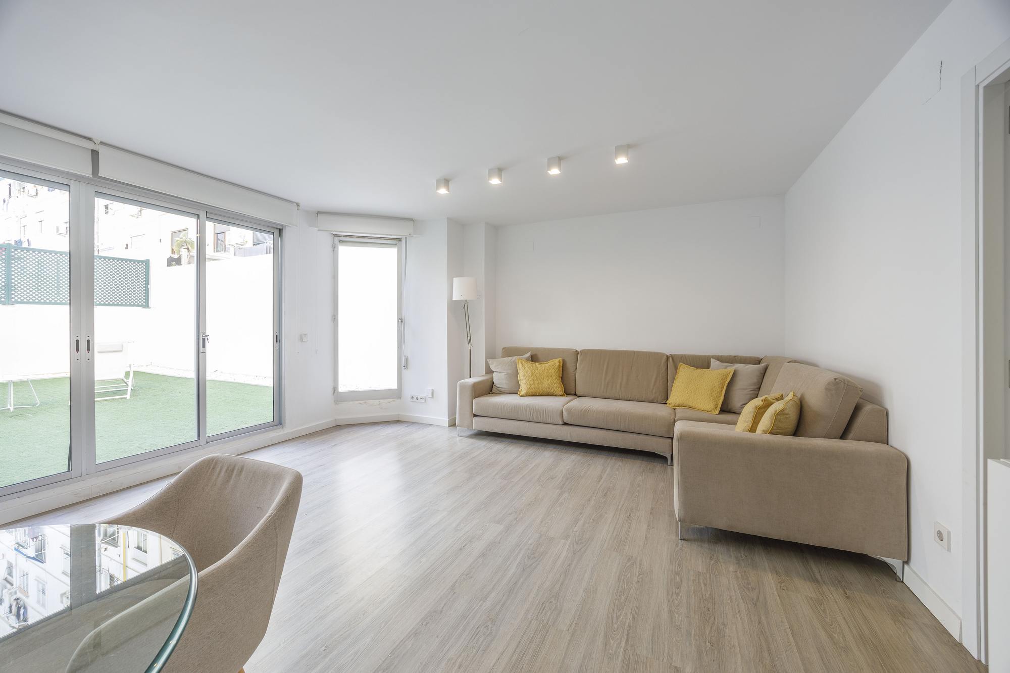 living - Piso de 155m² con 50m² terraza en alquiler en Gran Vía - gallery thumbnail - 3