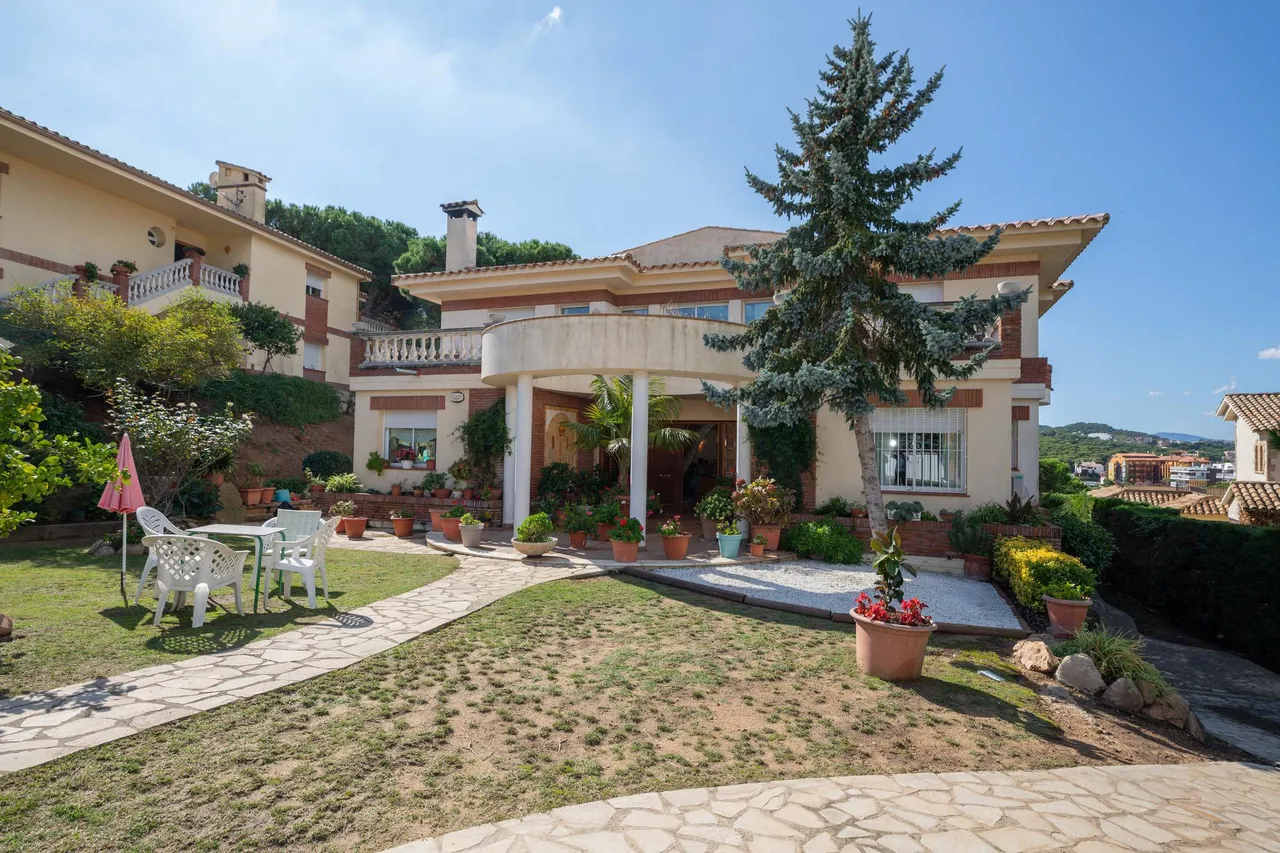 living - 1,100m² house / villa for sale in Lloret de Mar - gallery - 9