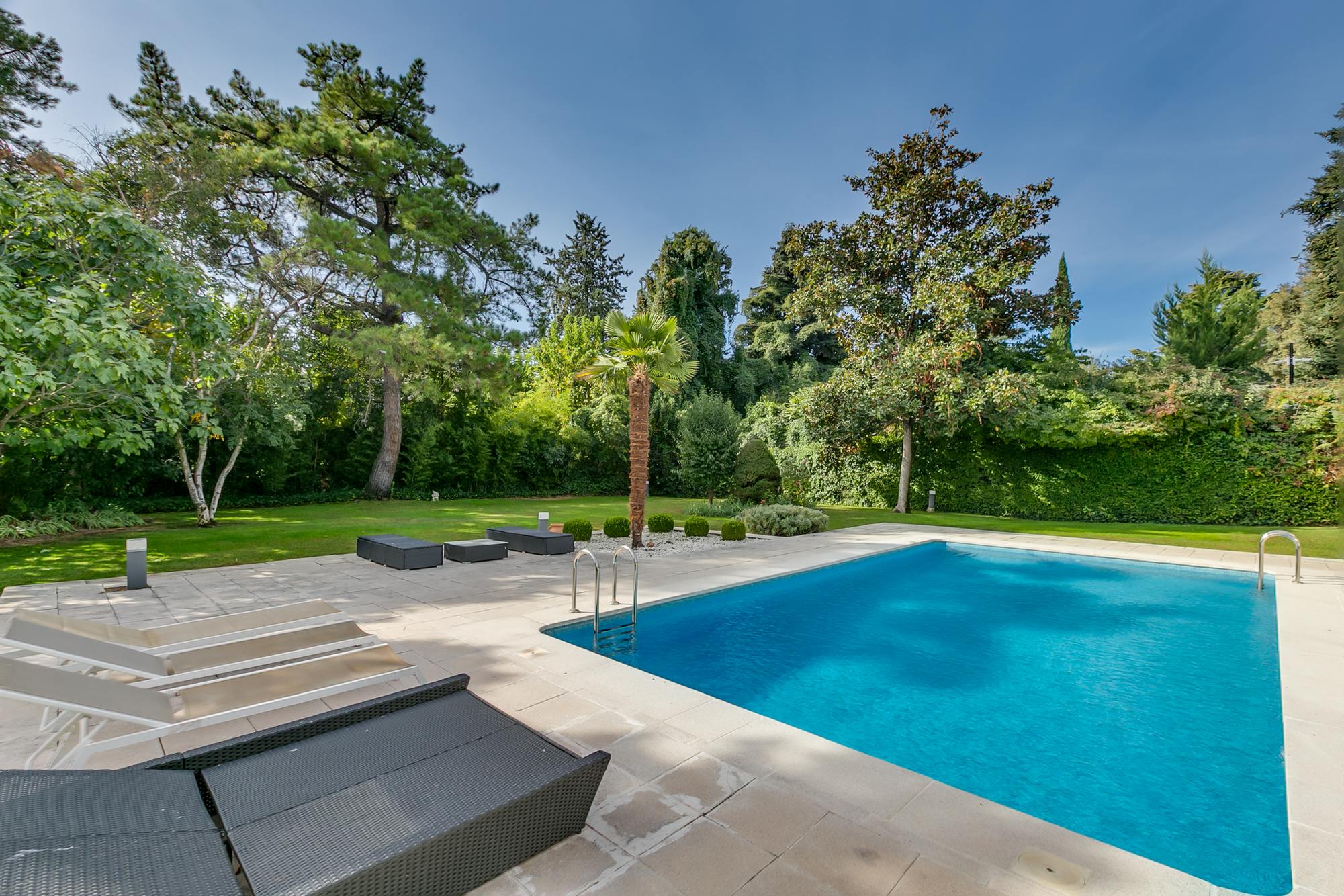 living - 600m² house / villa for sale in La Moraleja Urbanización - gallery thumbnail - 7