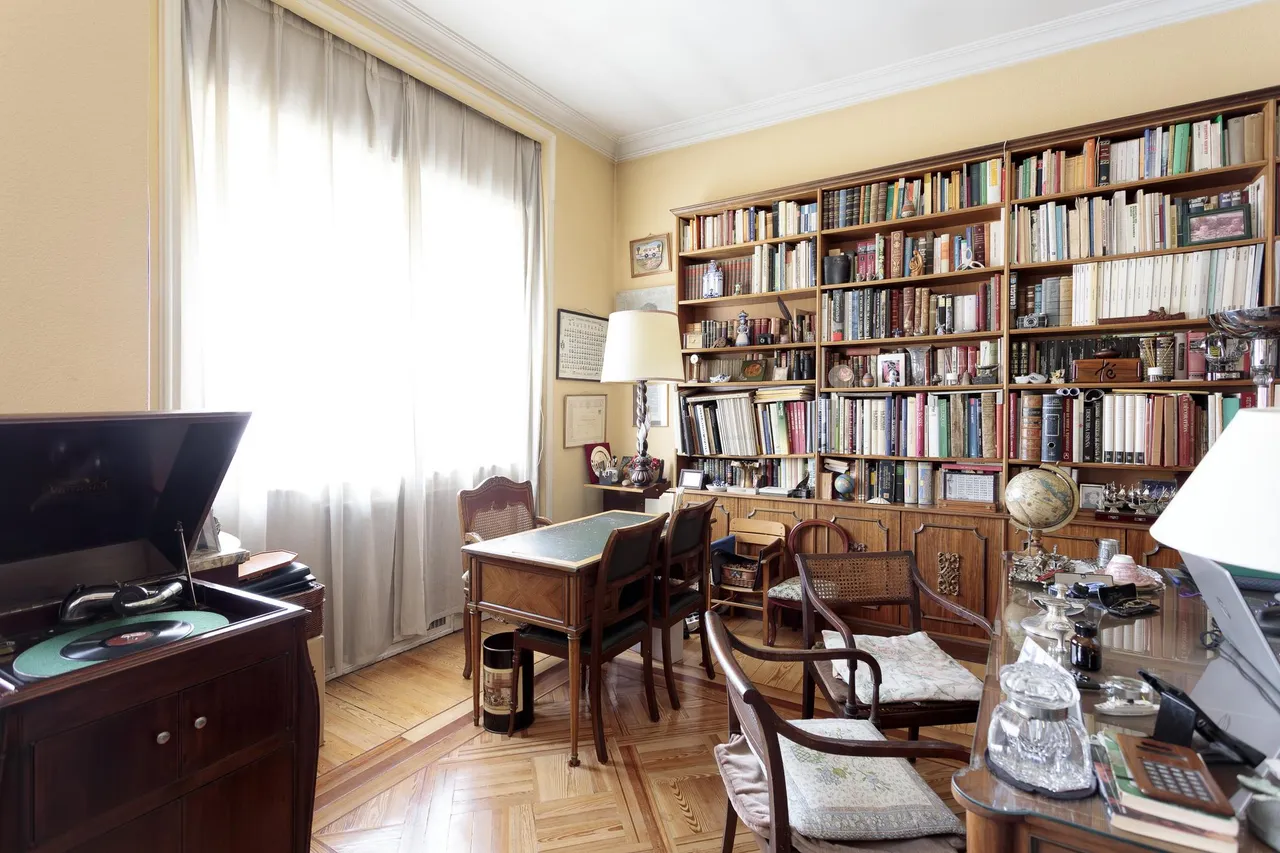 living - Piso de 256m² en venta en Chueca - Justicia, Madrid - gallery - 5