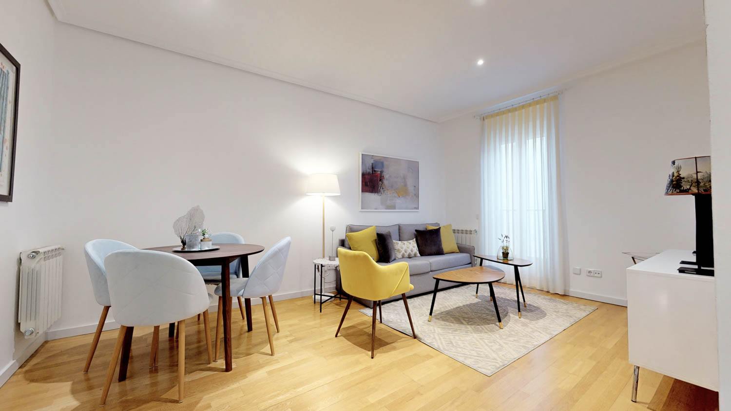living - Piso de 60m² en alquiler en Cortes / Huertas, Madrid - gallery thumbnail - 1
