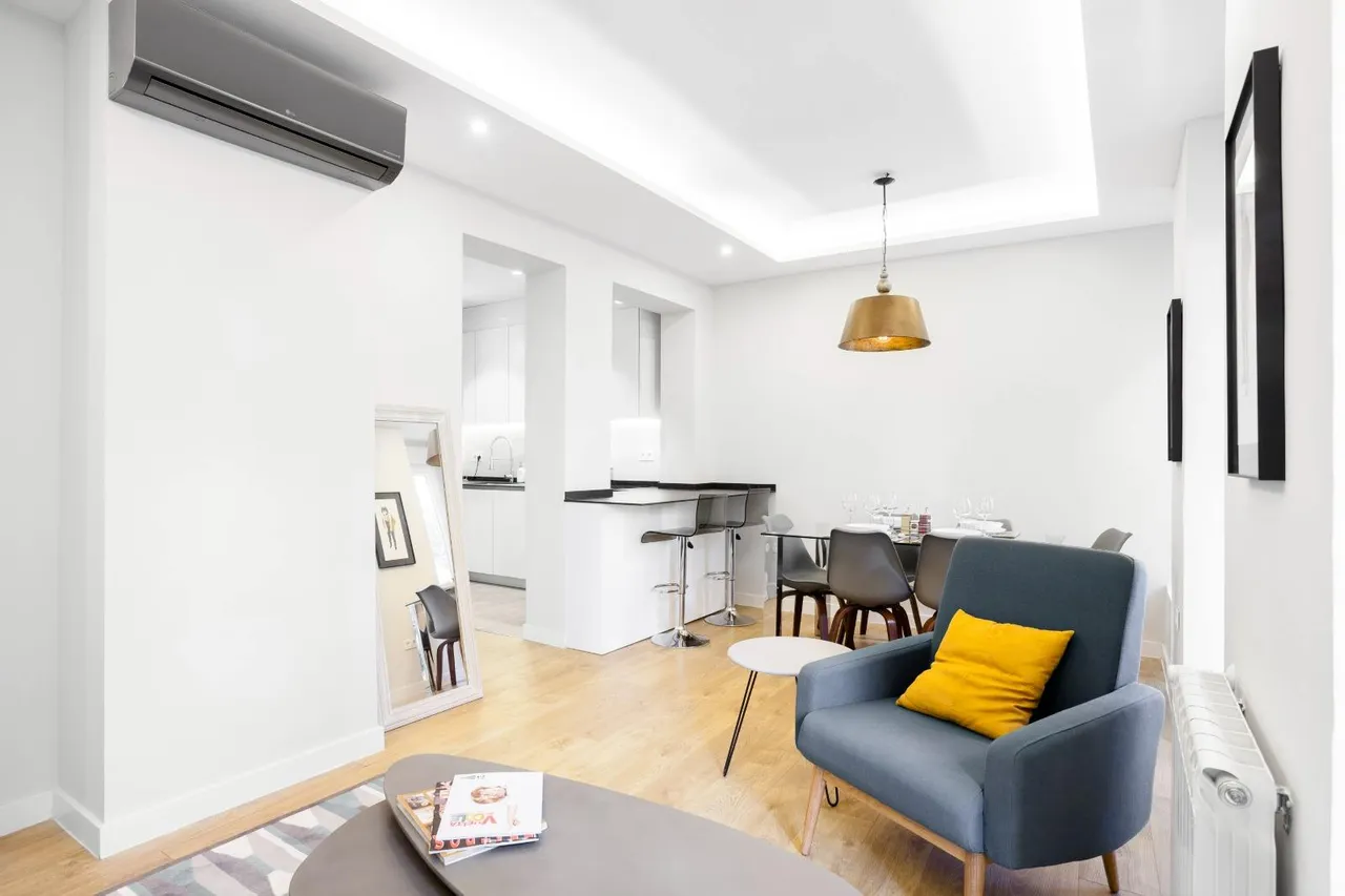living - 91m² apartment for rent in Almagro, Madrid - gallery - 4