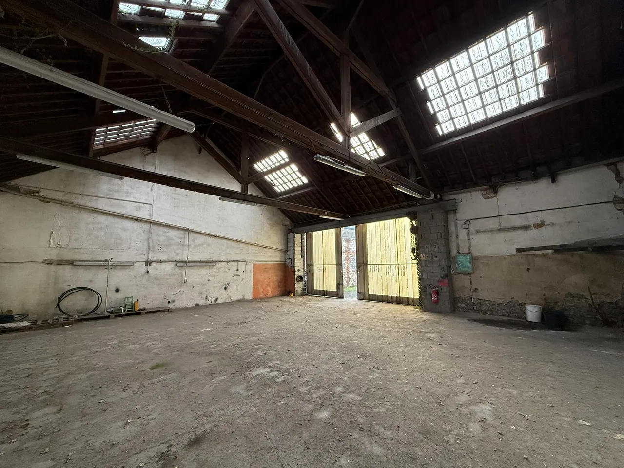 logistics - Mixed Light Industrial Premises / Offices For Sale - gallery - 4