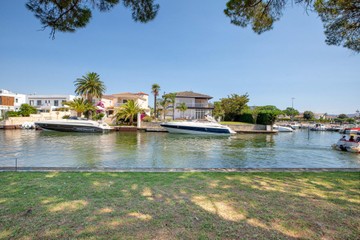living - 500m² plot for sale in Empuriabrava, Costa Brava - featured