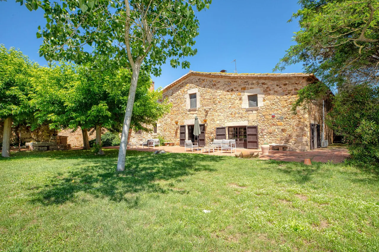 living - 627m² country house for sale in El Gironés, Girona - gallery - 8