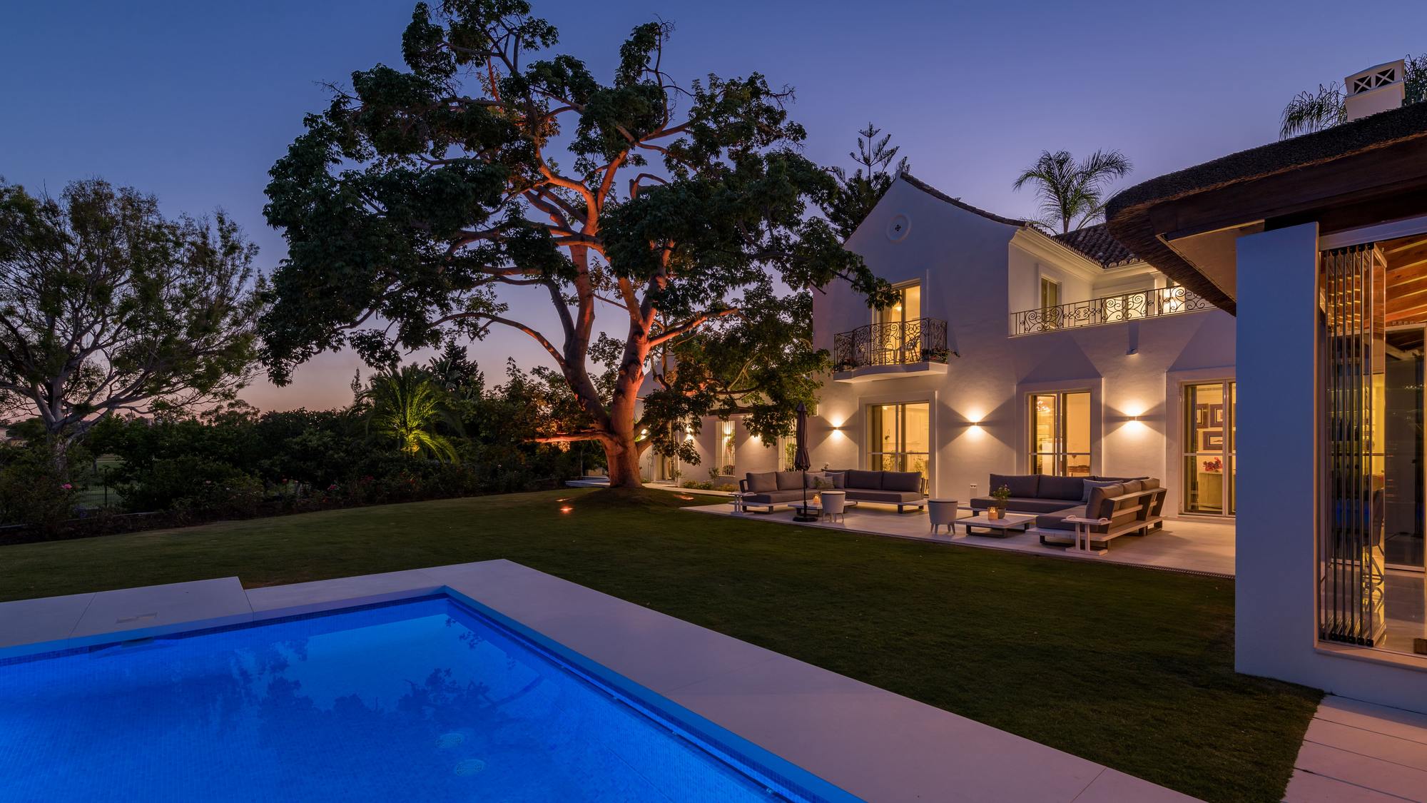 living - Casa / villa de 712m² con 236m² terraza en venta en Nueva Andalucía - gallery thumbnail - 8