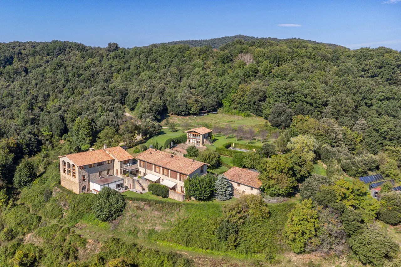 living - 1,686m² hotel for sale in La Garrotxa, Girona - gallery - 9