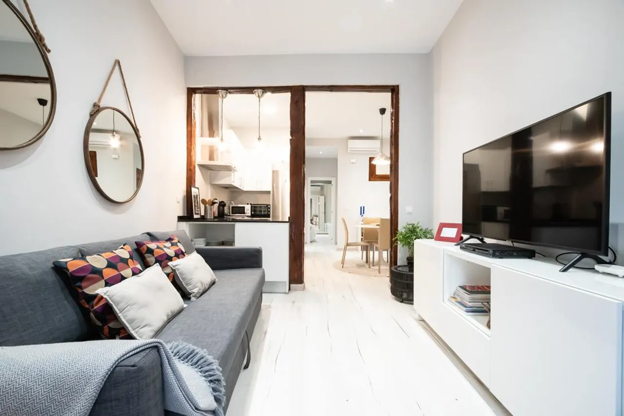 living - 45m² apartment for rent in Cortes / Huertas, Madrid - gallery - 3