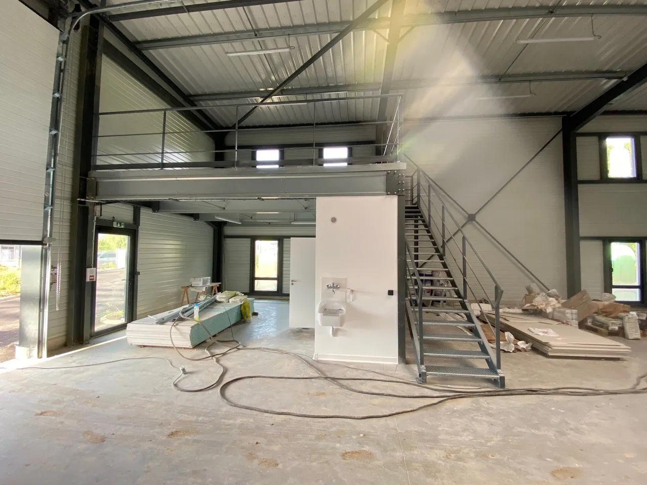 logistics - Light Industrial Premises / Offices For Rent - gallery - 2