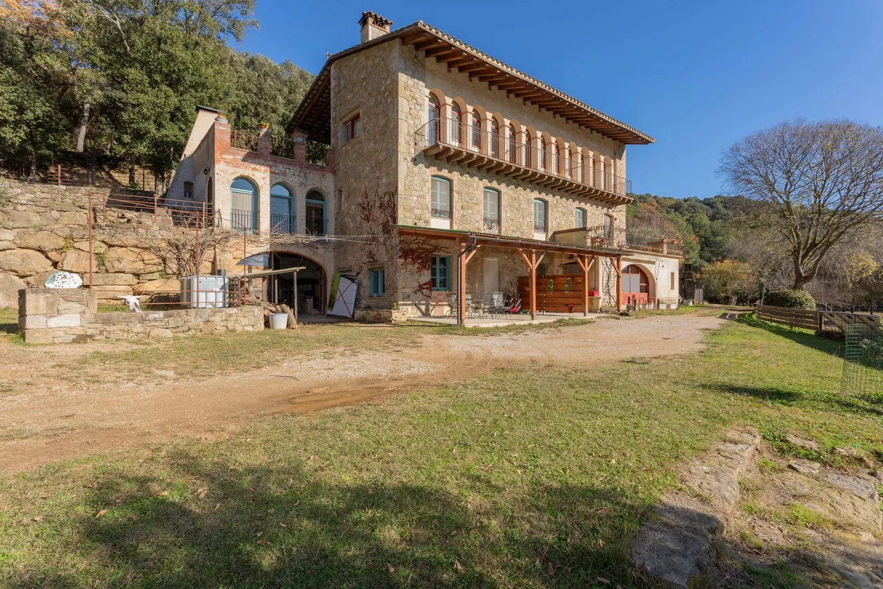 living - Casa rural de 775m² en venta en Pla de l'Estany, Girona - gallery - 3