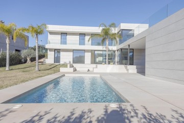 living - 390m² house / villa with 1,129m² garden for sale in Los Monasterios - featured