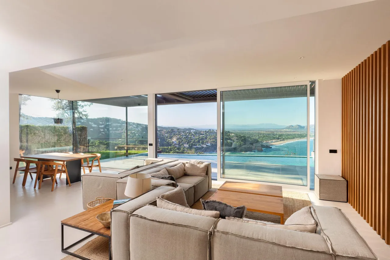 living - 340m² house / villa for sale in Sa Riera, Costa Brava - gallery - 7