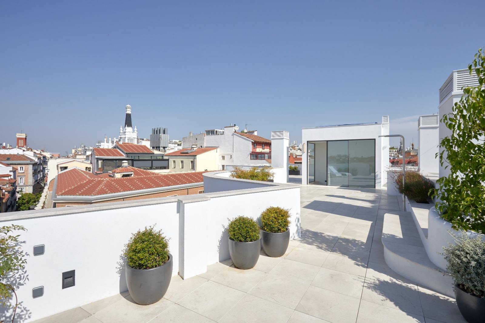 living - 600m² penthouse for rent in Cortes / Huertas, Madrid - gallery thumbnail - 4