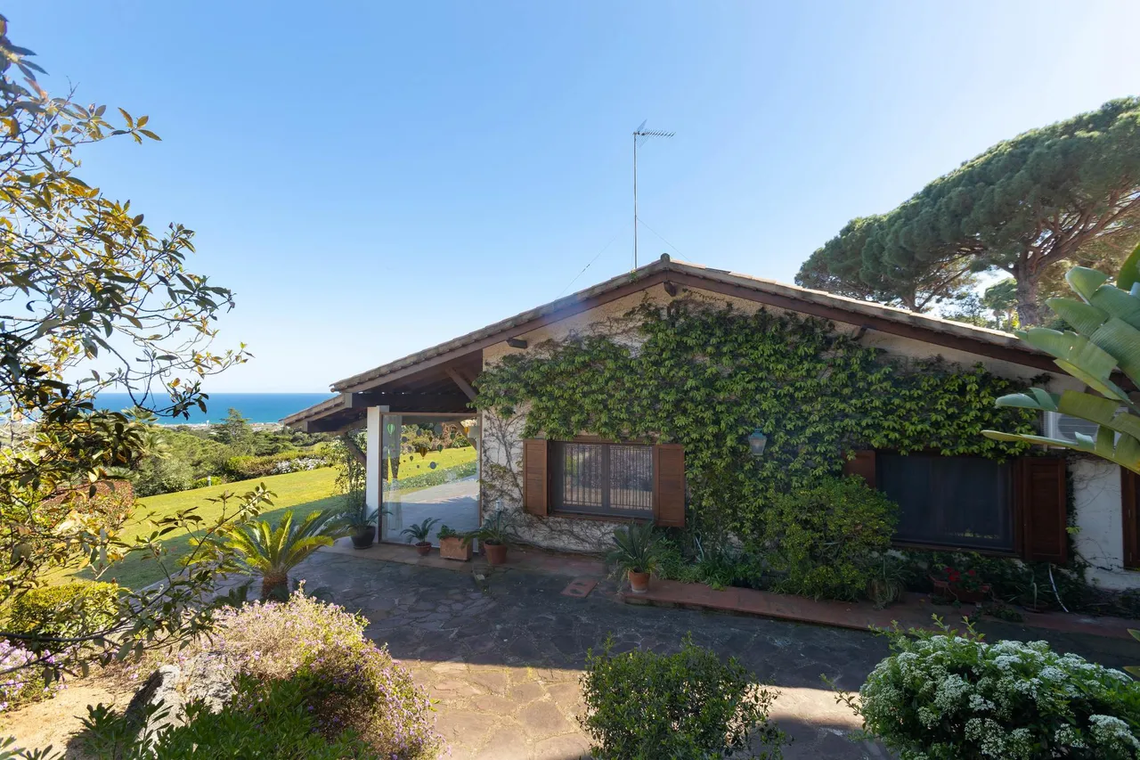 living - 698m² house / villa for sale in Cabrera de Mar, Barcelona - gallery - 7
