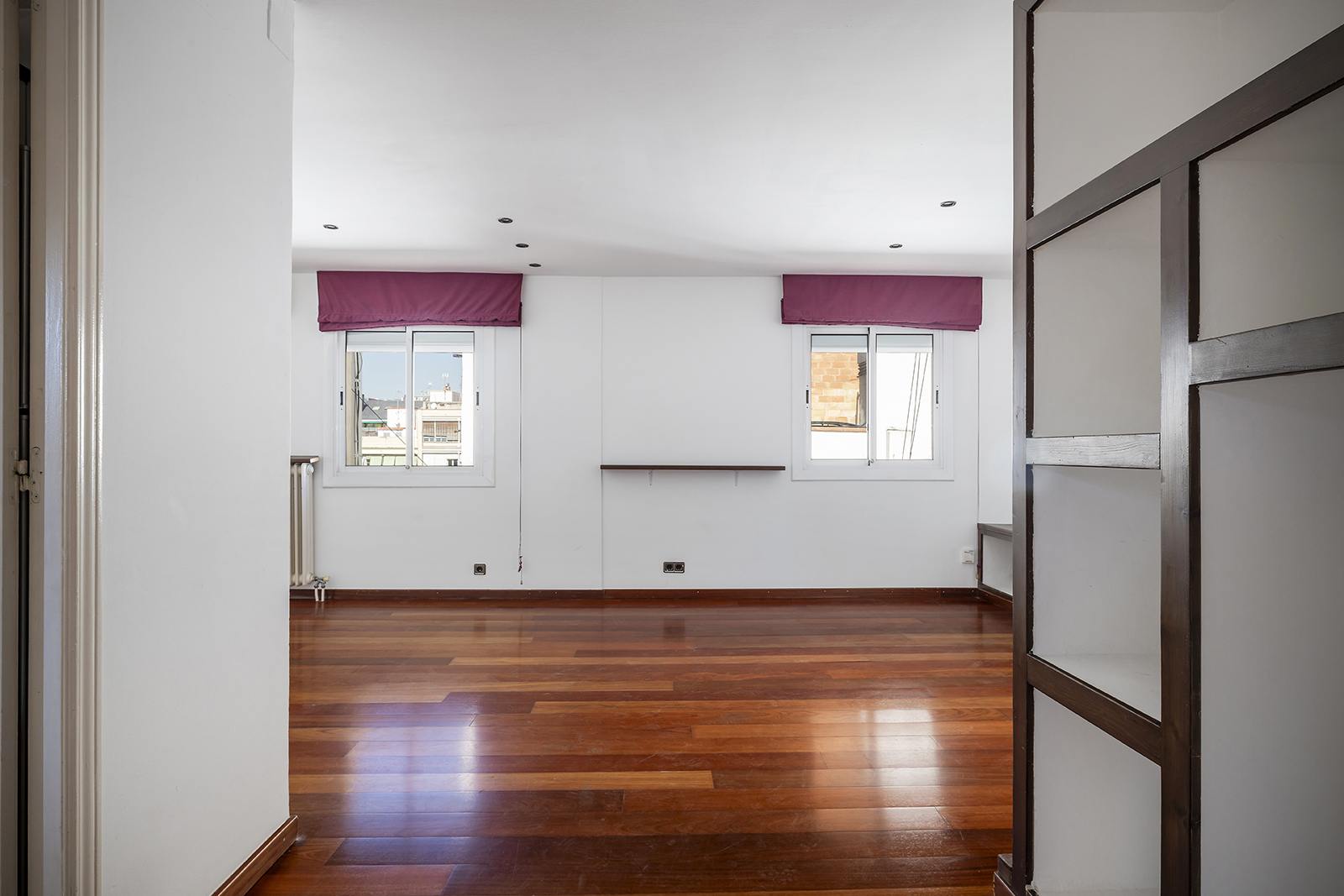 living - Ático de 74m² con 29m² terraza en venta en Eixample Izquierdo - gallery thumbnail - 5