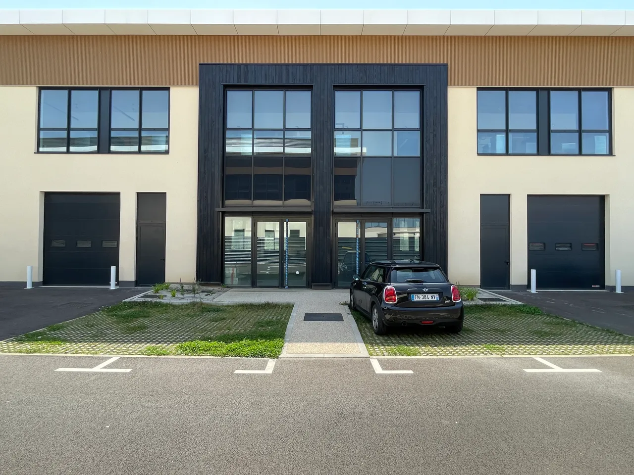 logistics - Light Industrial Premises / Offices For Rent - gallery - 3