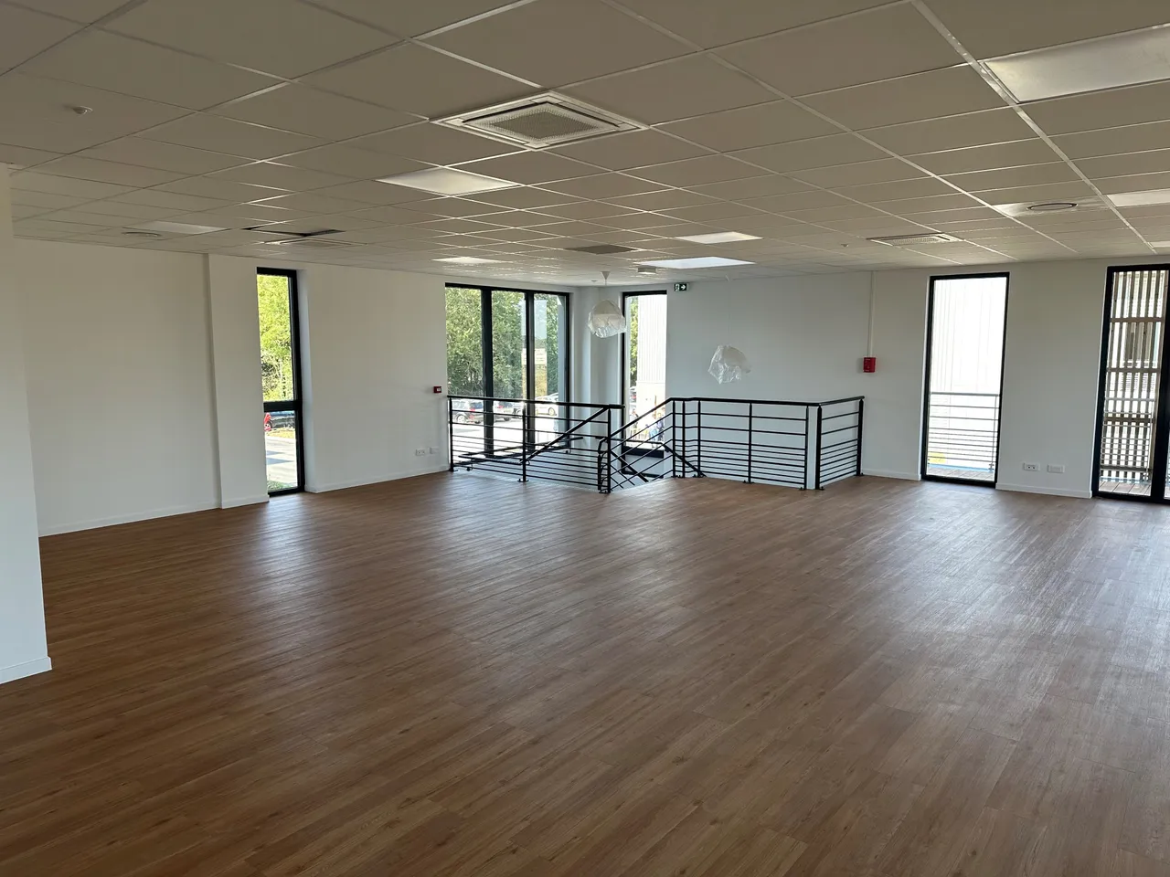 logistics - Activités / Bureaux À Louer - À Vendre - gallery - 8