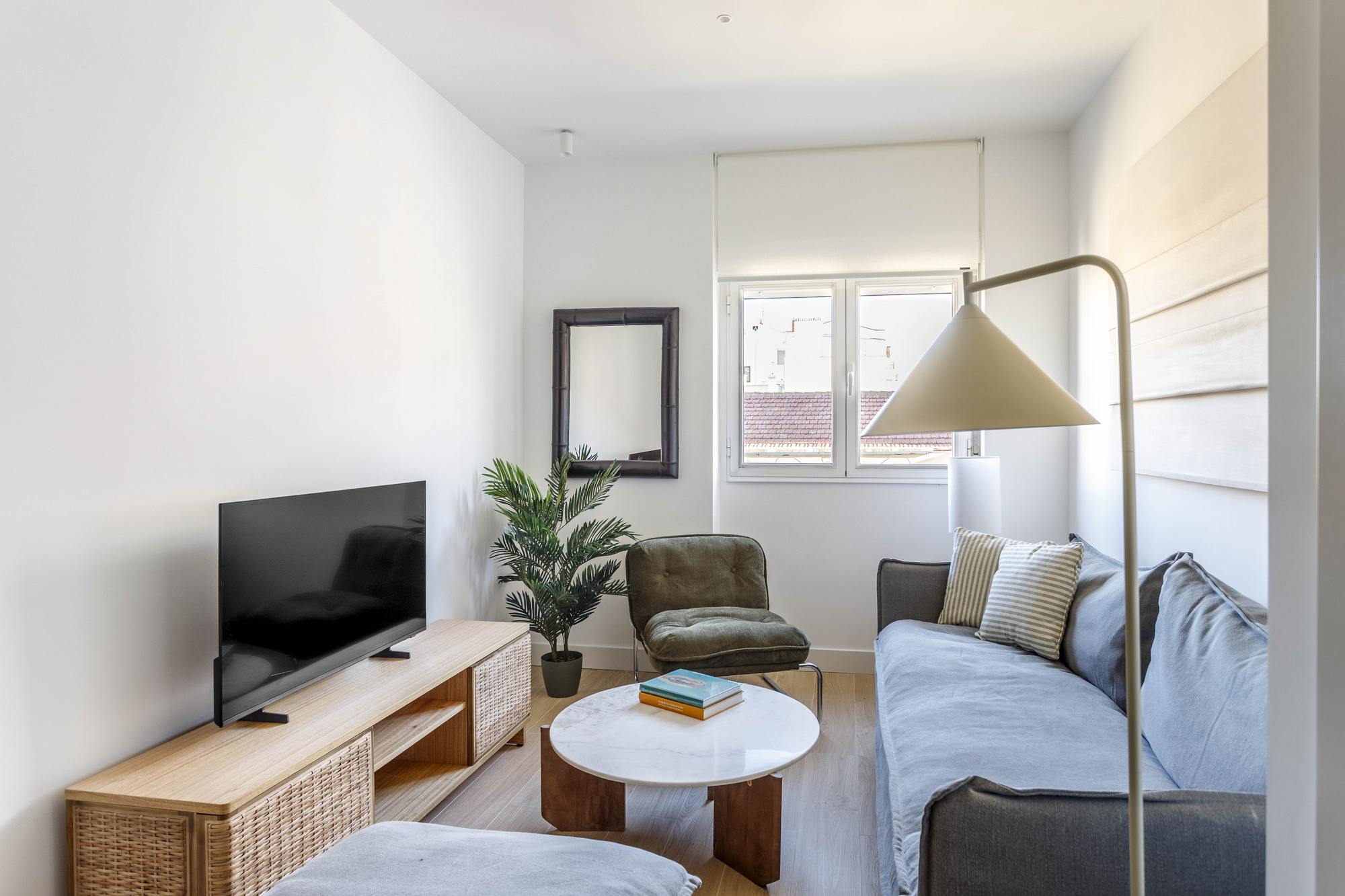 living - Piso de 70m² en alquiler en Arapiles, Madrid - featured