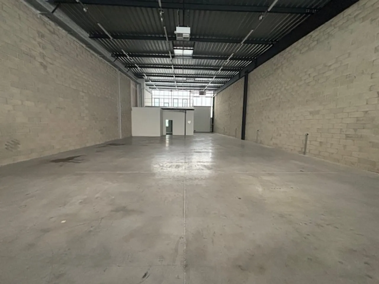 logistics - Light Industrial Premises / Offices For Rent - gallery - 3